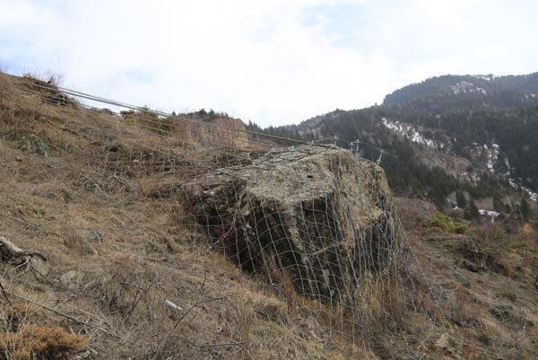 Artvindeki 350 tonluk kayanın etrafına çelik ağ örüldü