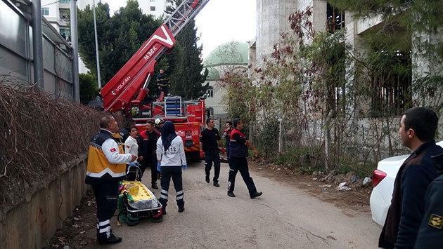 Son dakika Adanada cami inşaatında iskele çöktü: Yaralılar var