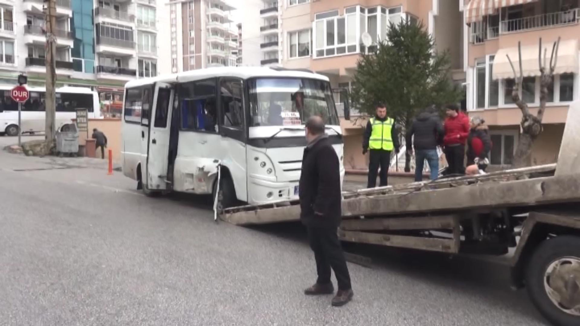 Edirnede okul servisi minibüsle çarpıştı