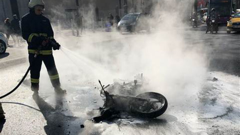 Dolmabahçe Sarayı önünde motosiklet yangını