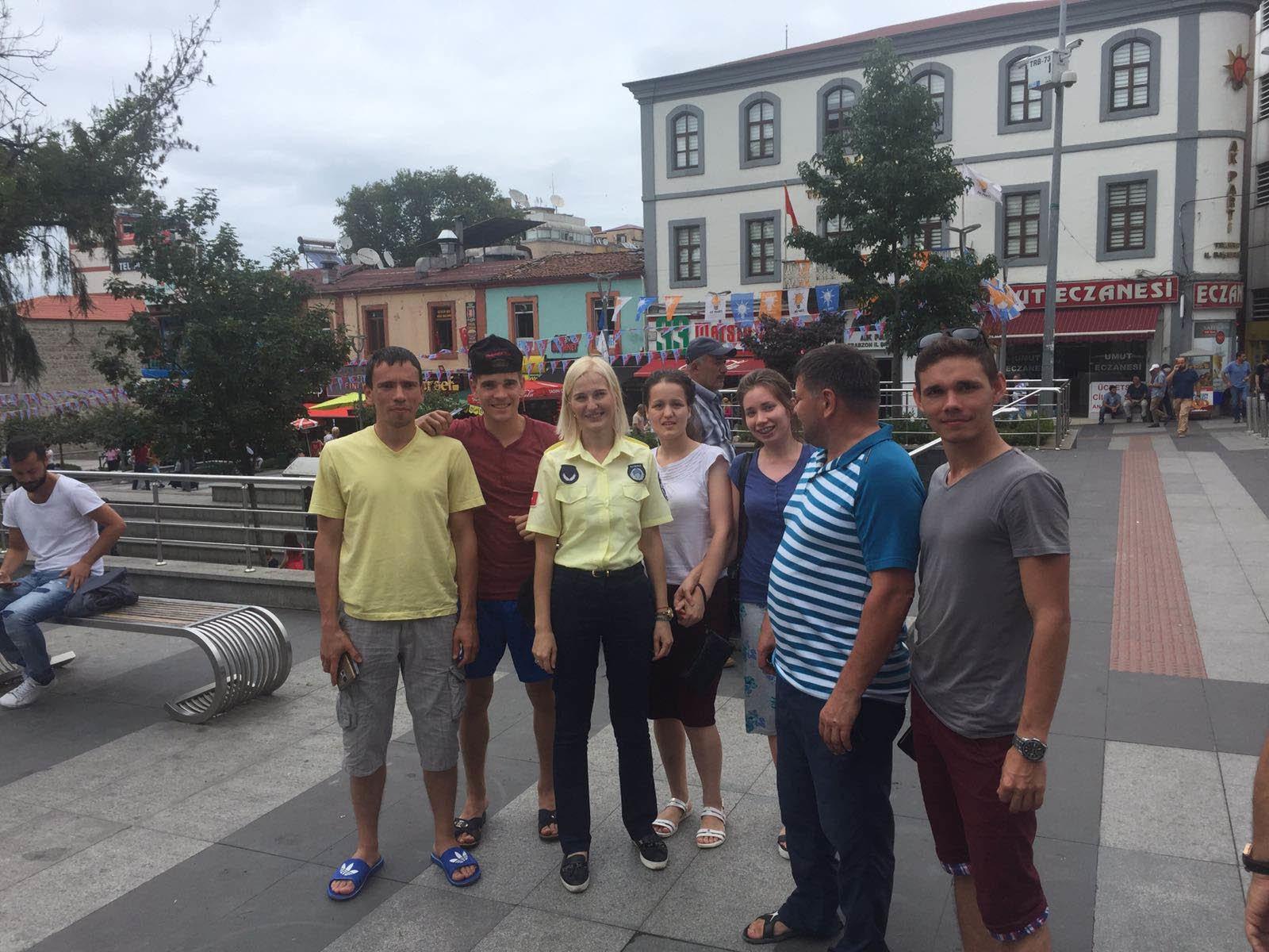 Trabzonda turistlere Ukrayna asıllı zabıta Nadiia Taşğın rehberlik yapıyor