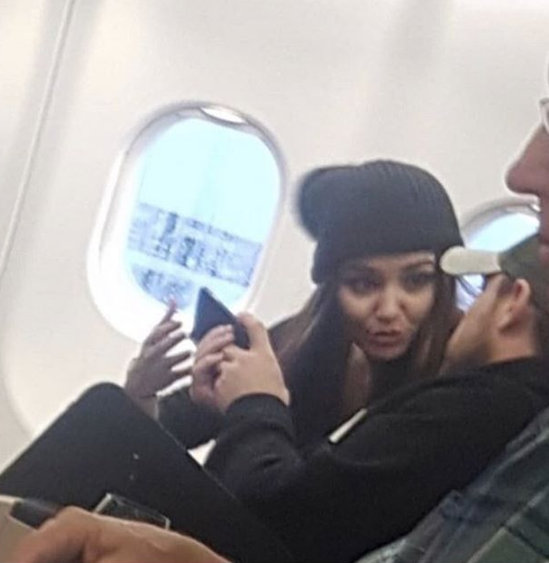 Murat Dalkılıç ve Hande Erçel Amsterdam uçağında böyle görüntülendi