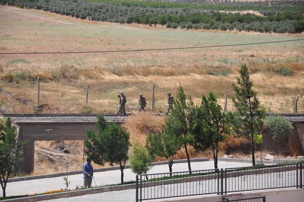 IŞİD Türk askerinin karşısında mayın döşeyip hendek kazdı