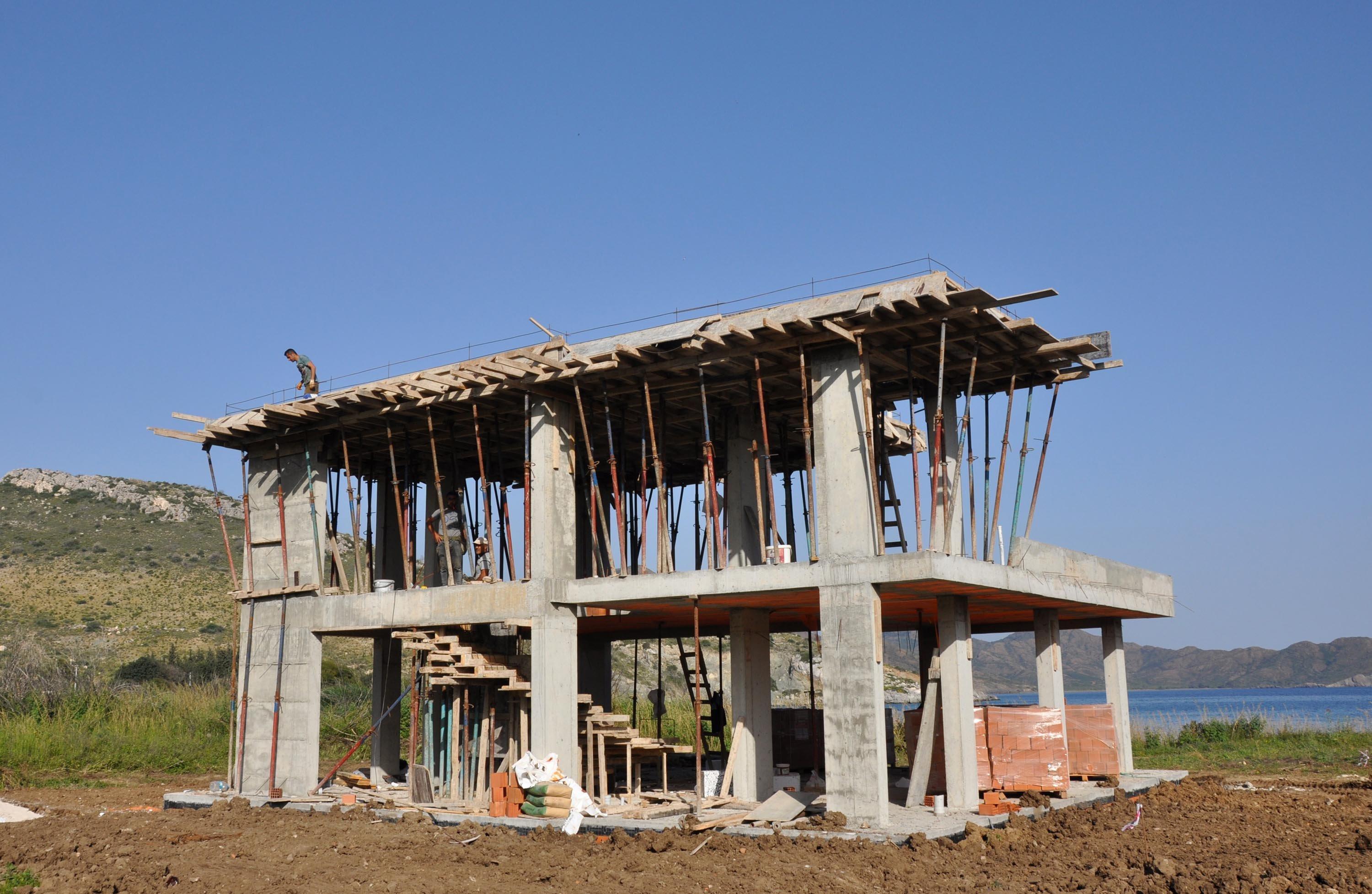 Datçada sit alanındaki kaçak otel inşaatı sürüyor