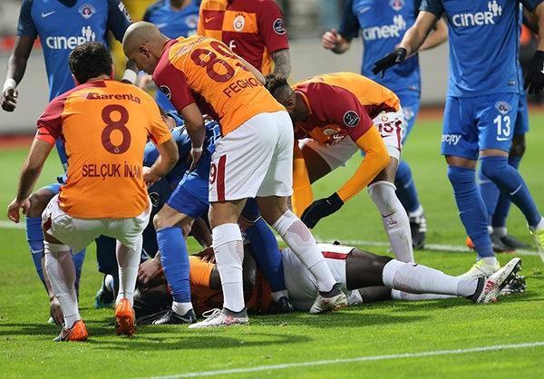 Galatasarayda Bafetimbi Gomis korkuttu (Gomis neden bayılıyor) Vazovagal Senkop nedir