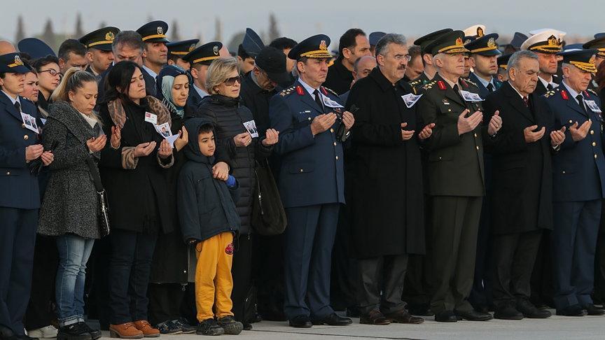 İzmirde şehit olan askerlere tören