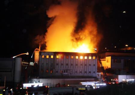 İzmirde yağ fabrikasında yangın