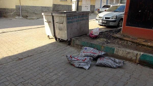 Şanlıurfada devletin dağıttığı kömürleri çöpe attılar