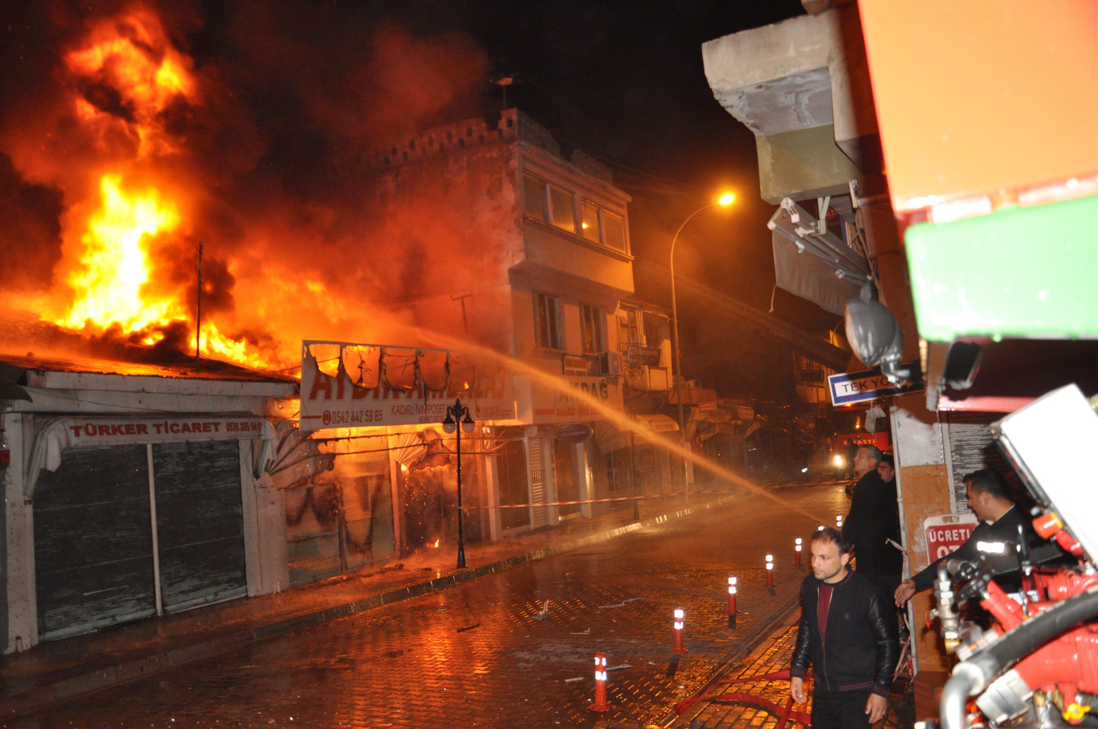 Osmaniyede 150 dükkanın bulunduğu çarşıda yangın çıktı
