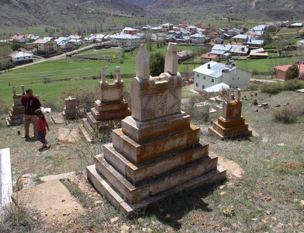 Sivas’ın İmranlı ilçesinde piramit şeklindeki taş mezarlar bulundu