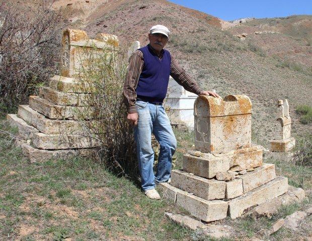 Sivas’ın İmranlı ilçesinde piramit şeklindeki taş mezarlar bulundu