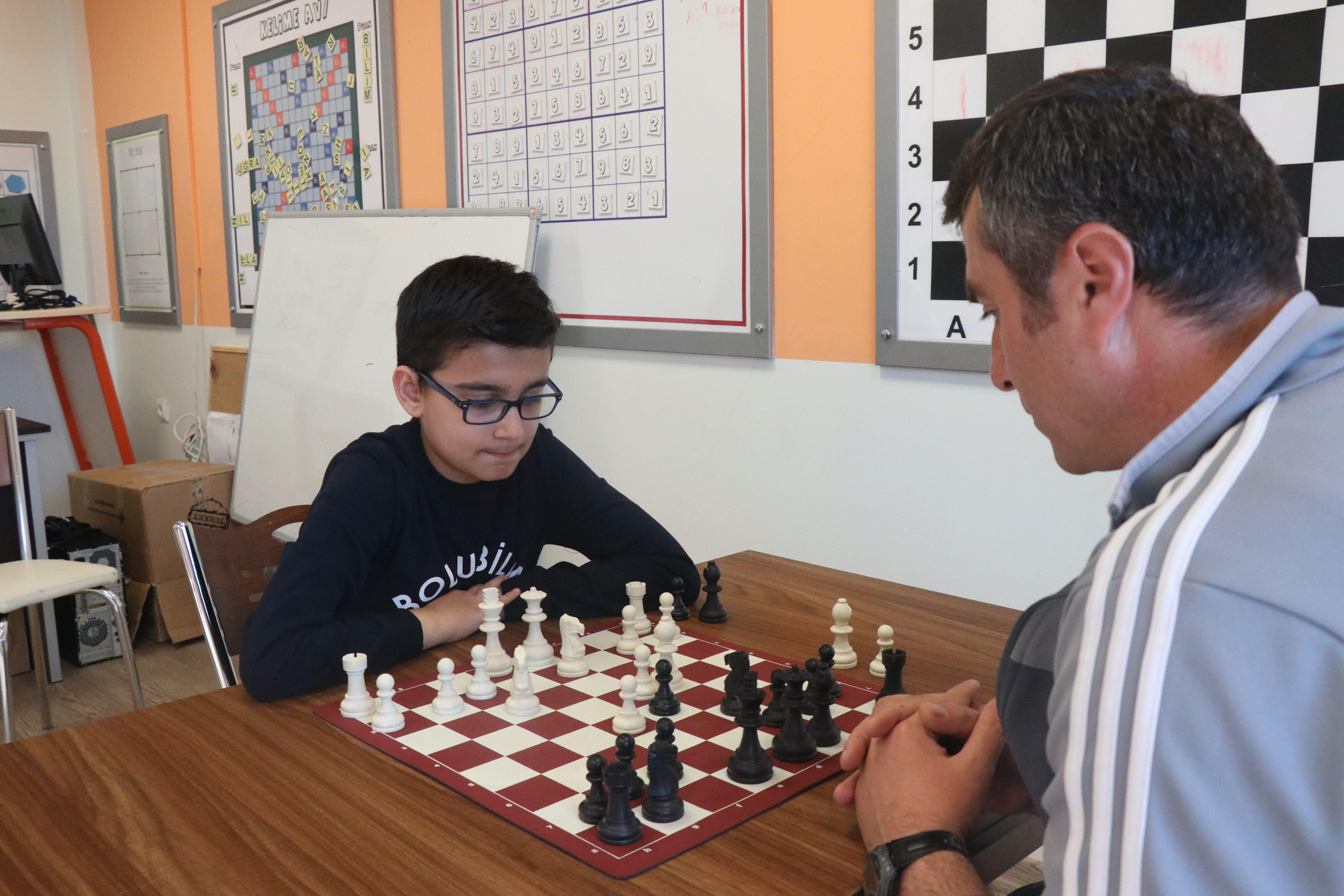 3 yaşında satranca başlayan Efenin hayali grandmaster olmak