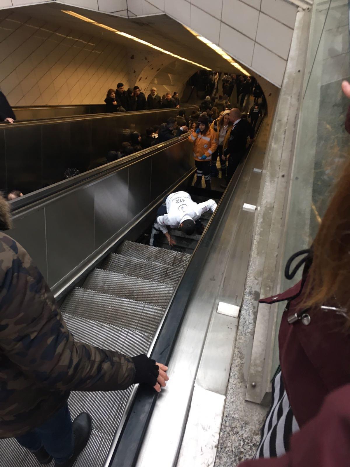 İstanbulda bir kişi yürüyen merdivenlerin içine düştü