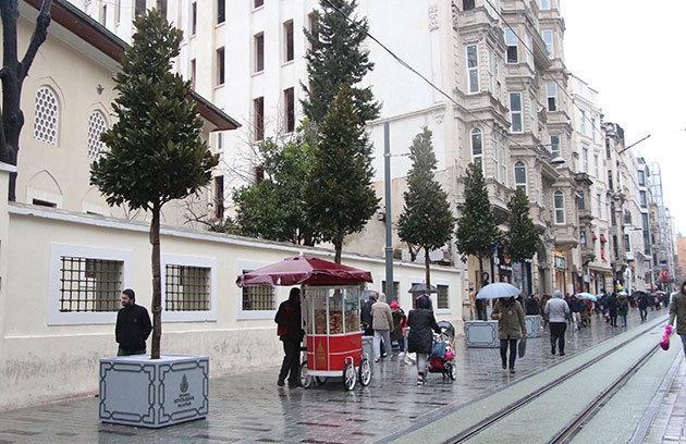 Taksim’e saksı ağaçlar yerleştirildi