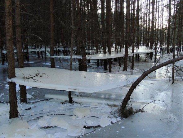 Polonya’da soğuktan donan göl havada asılı kaldı