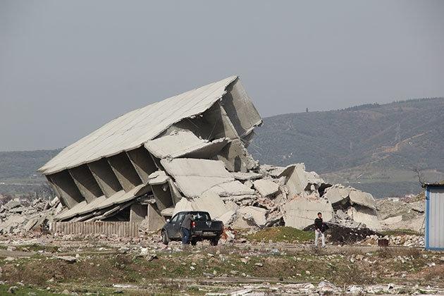 Dün 300 kilo dinamitle yıkılmayan bina bugün kendiliğinden çöktü