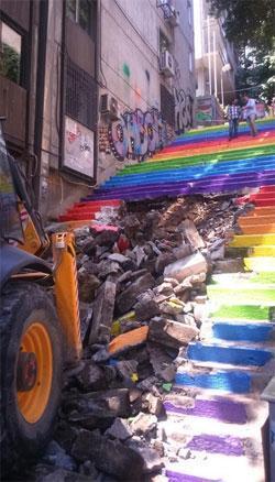 Karaköydeki boyalı merdivenler yıkılıyor