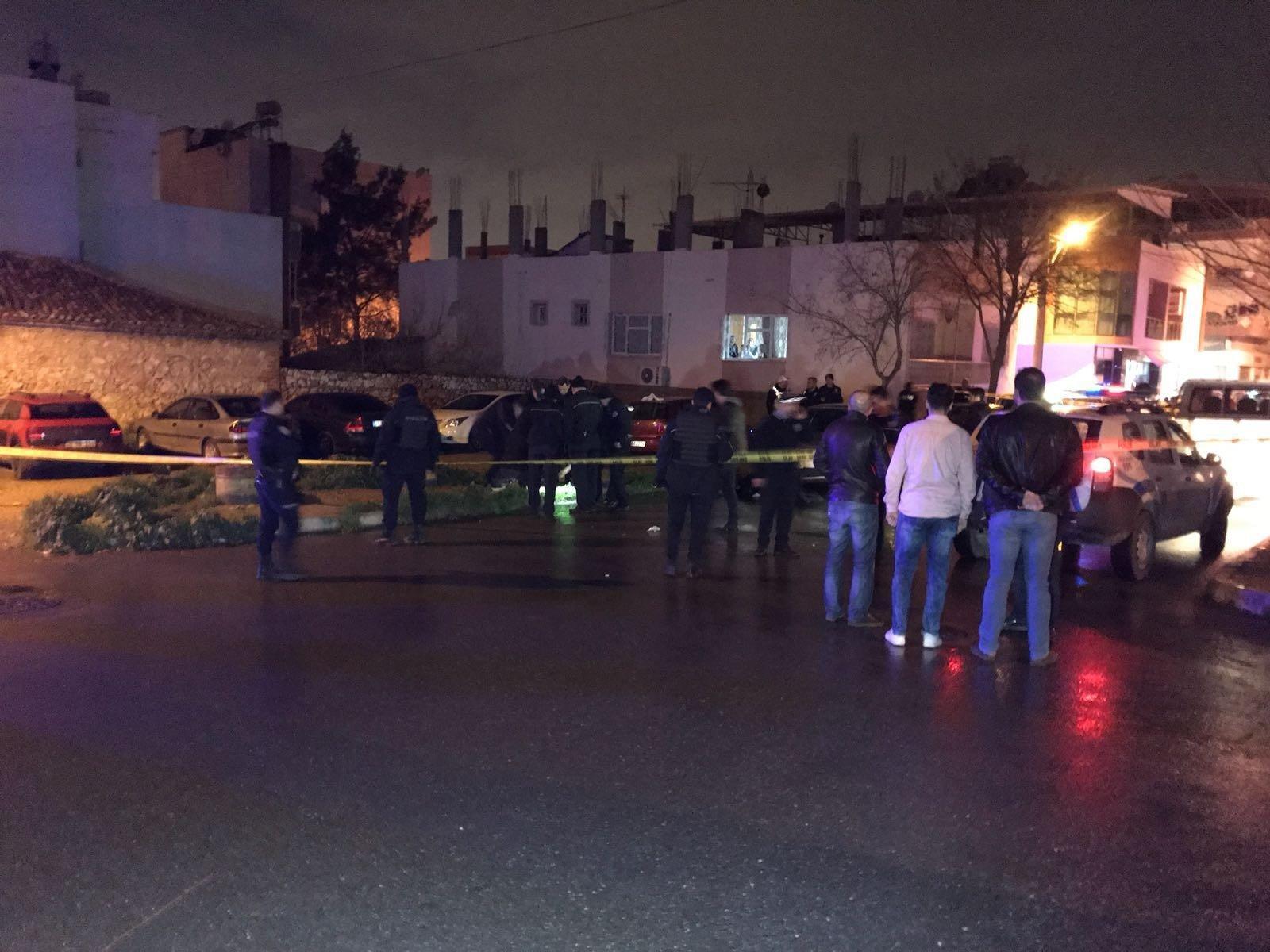 İzmirde asker kaçağı polislere saldırdı: 1 şehit, 2 yaralı