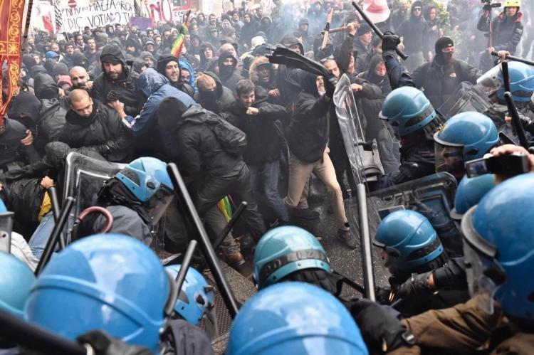 İtalyada protestolar sürüyor