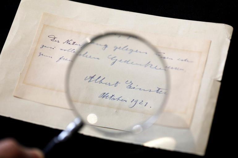 Einstein’ın gizli aşkına yazdığı not açık artırmayla satıldı