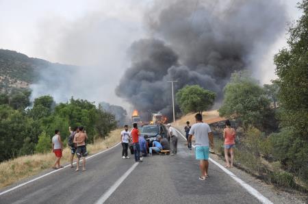 PKK yine yol kesip araç yaktı
