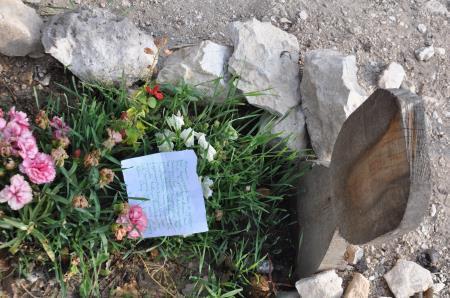 Madenci kızı ilk doğum gününü mezarlıkta kutladı