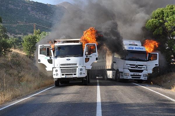PKK yine yol kesip araç yaktı