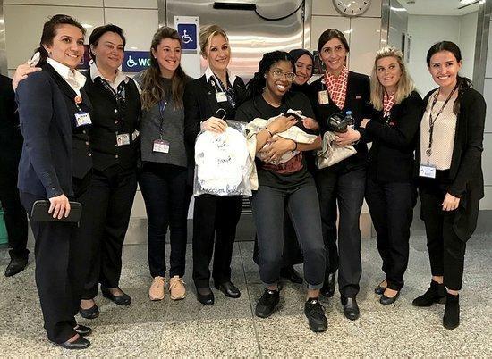 Türkiyede doğum yapan ABDli kadın yolcu çocuğunun ismini Ata koydu