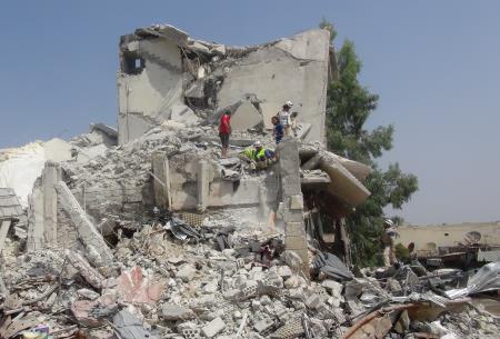 Suriyede savaş uçağı pazar yerine çakıldı: 35 ölü