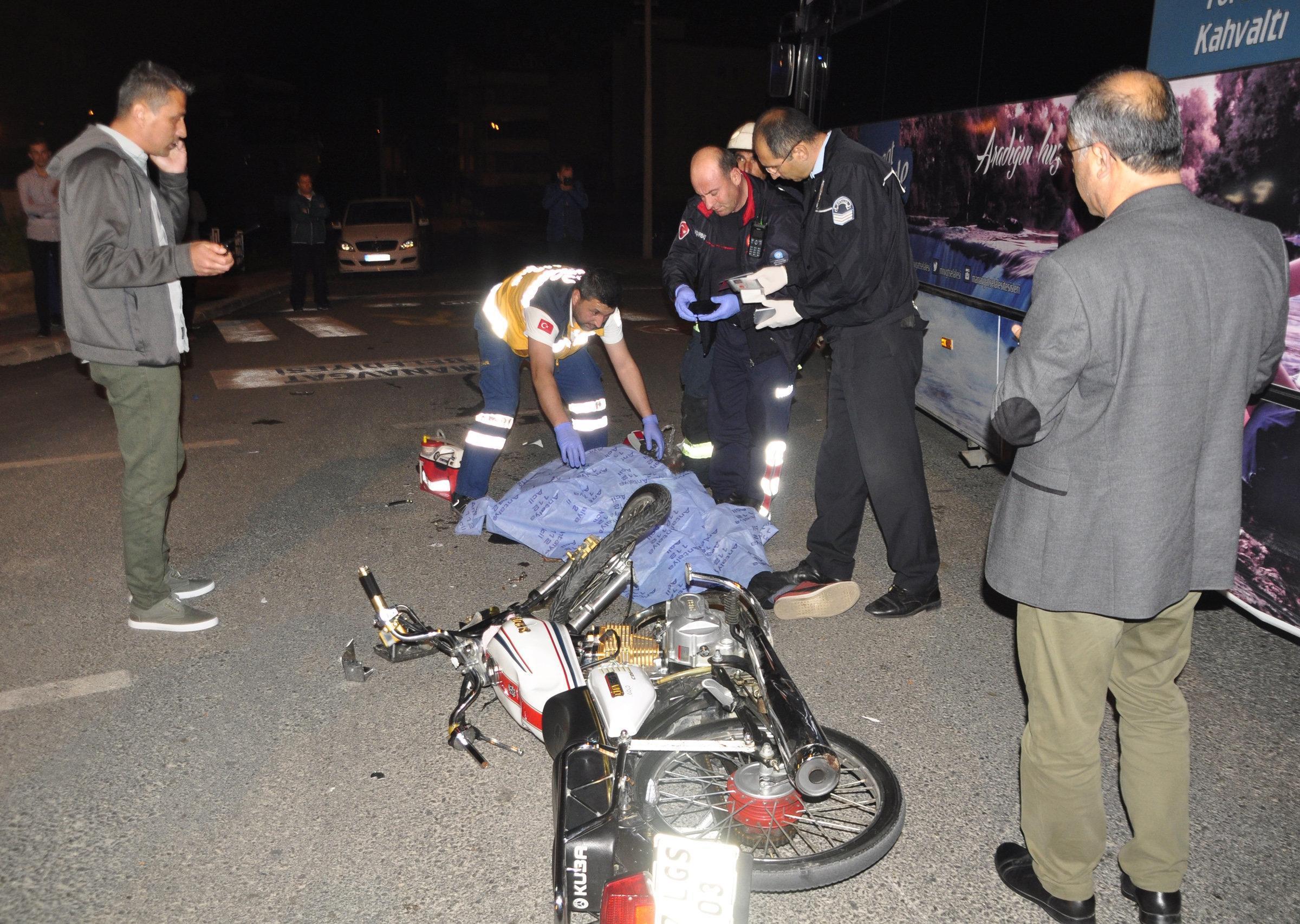 Antalyada motosiklet minibüsle çarpıştı