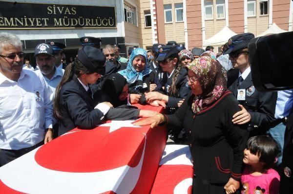Şehit polisi Sivasta 10 bin kişi uğurladı