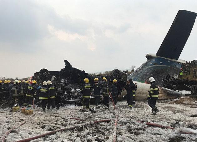 Son dakika Nepalin başkenti Katmanduda yolcu uçağı düştü