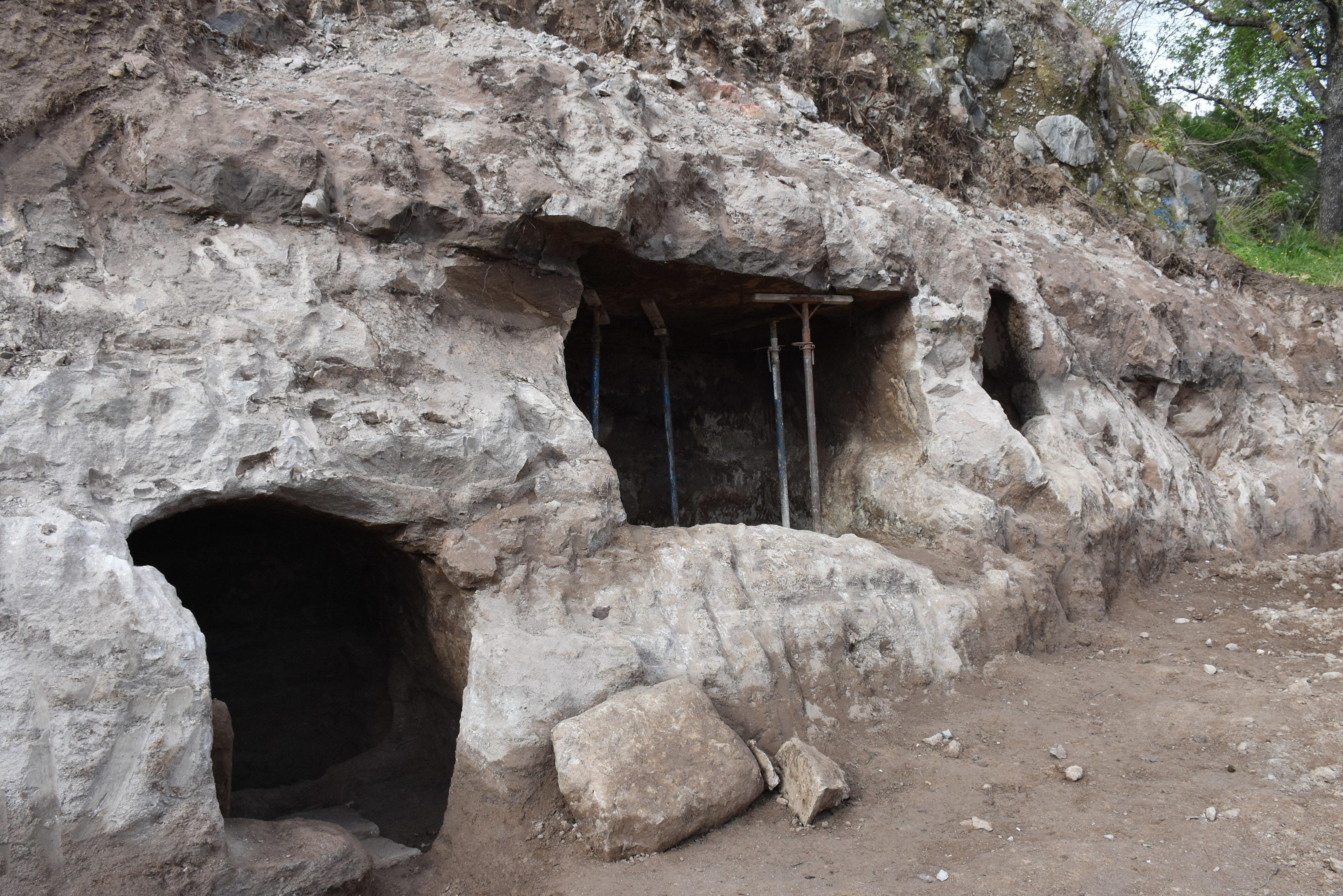 Muğlada inşaat kazısında kaya mezarları bulundu