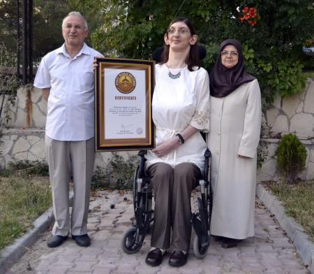 Dünyanın en uzun kızı Rümeysaya yeni sertifika