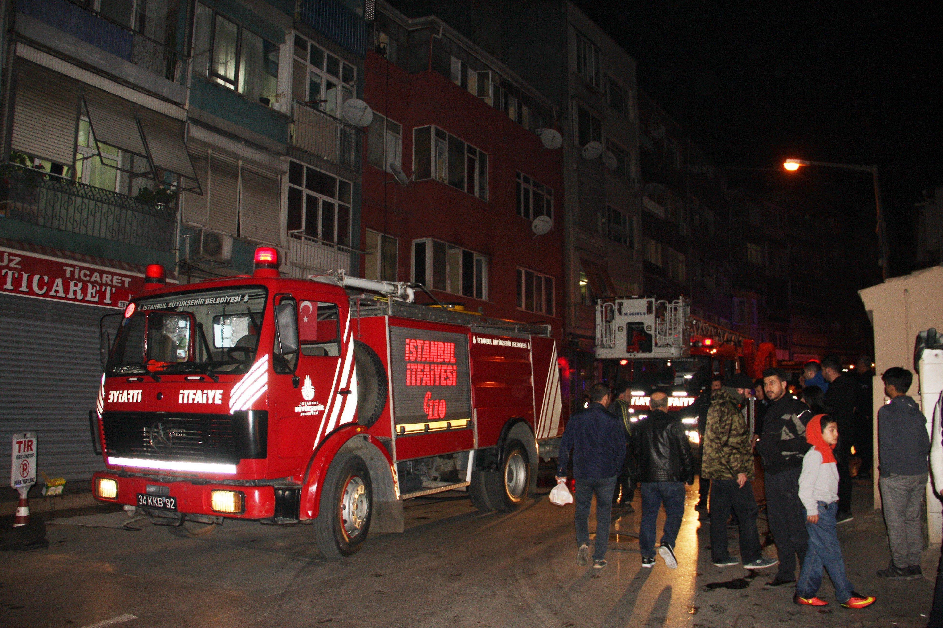 Fatih’te gece yarısı korkutan yangın Mahsur kalanlar pencereden atladı