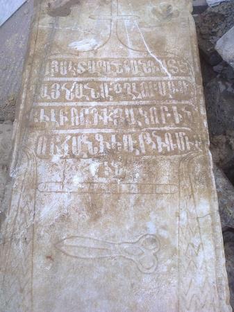 Kanalizasyon çalışmasında Ermeni mezar taşları bulundu