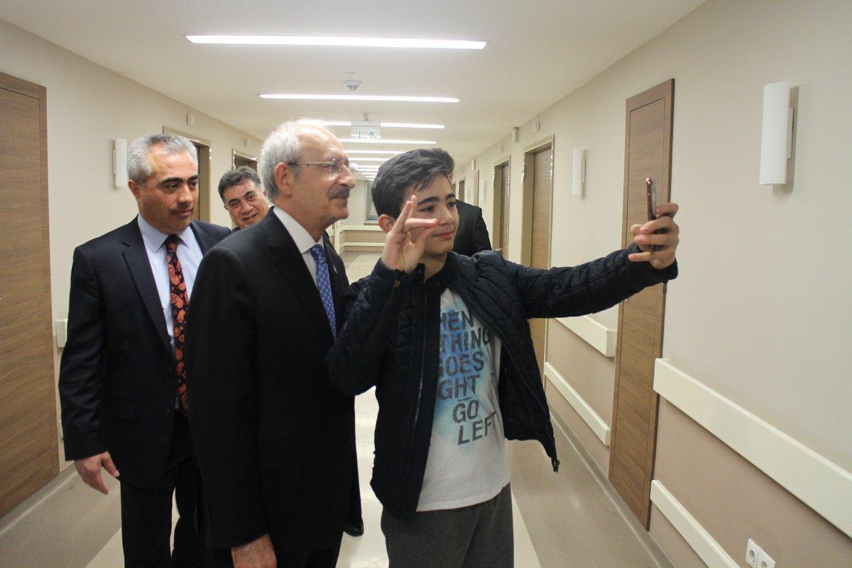 Kemal Kılıçdaroğlu, bozkurt işareti yapan gençlerle selfie çekti