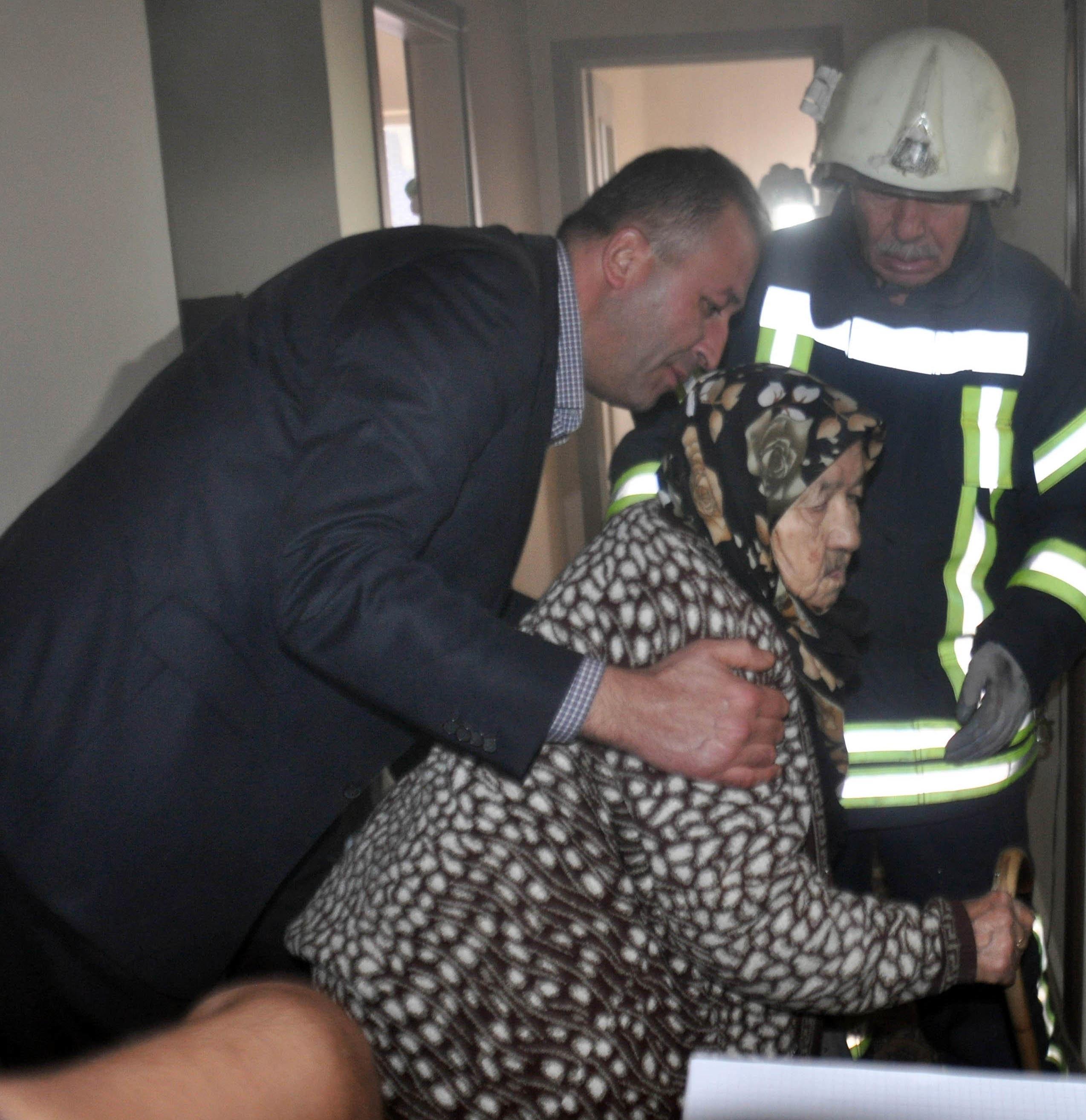 Karamanda evinde yangın çıkan kadın yardım talebini geri çevirdi