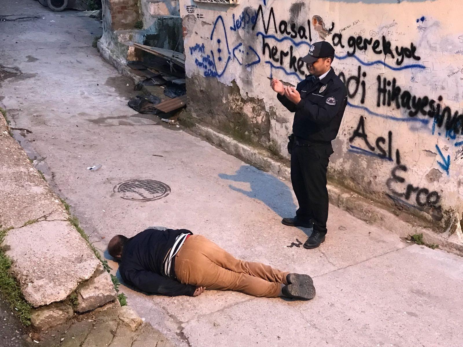 İzmirde sokakta erkek cesedi bulundu