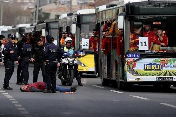 Derbiye giden Galatasaray taraftarı otobüsten düştü