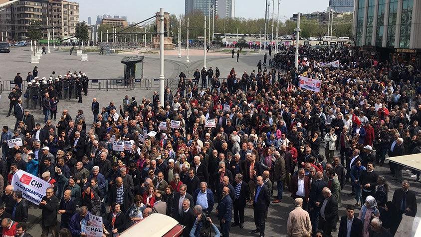 CHPden Taksimde oturma eylemi Polis Taksim meydanını kapattı