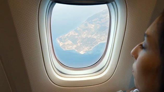 THY İzmir uçağı rota değiştirip Gelibolu semalarında Çanakkale şehitleri için uçtu