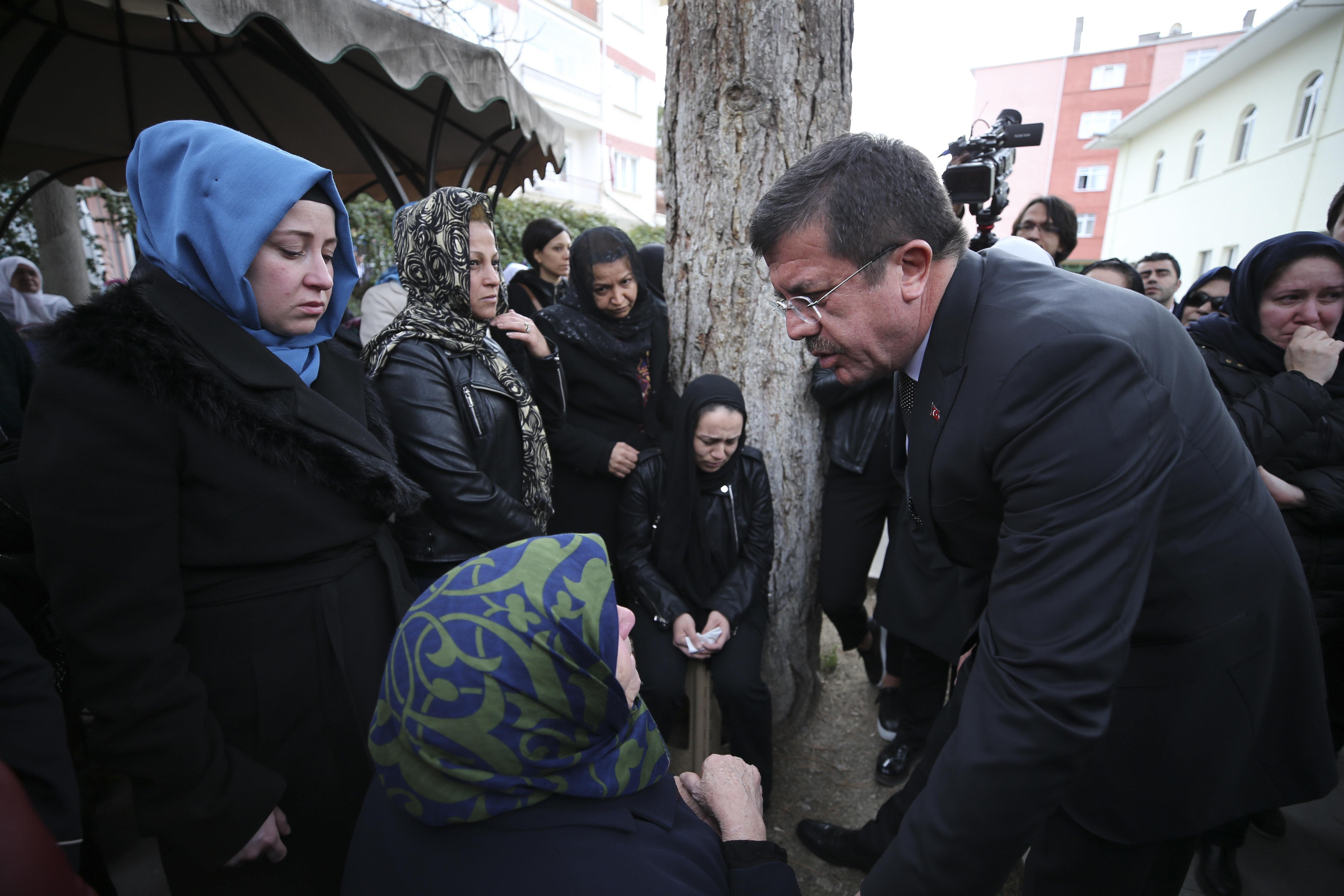 Ekonomi Bakanı Nihat Zeybekciden fotoğrafçısına acı veda