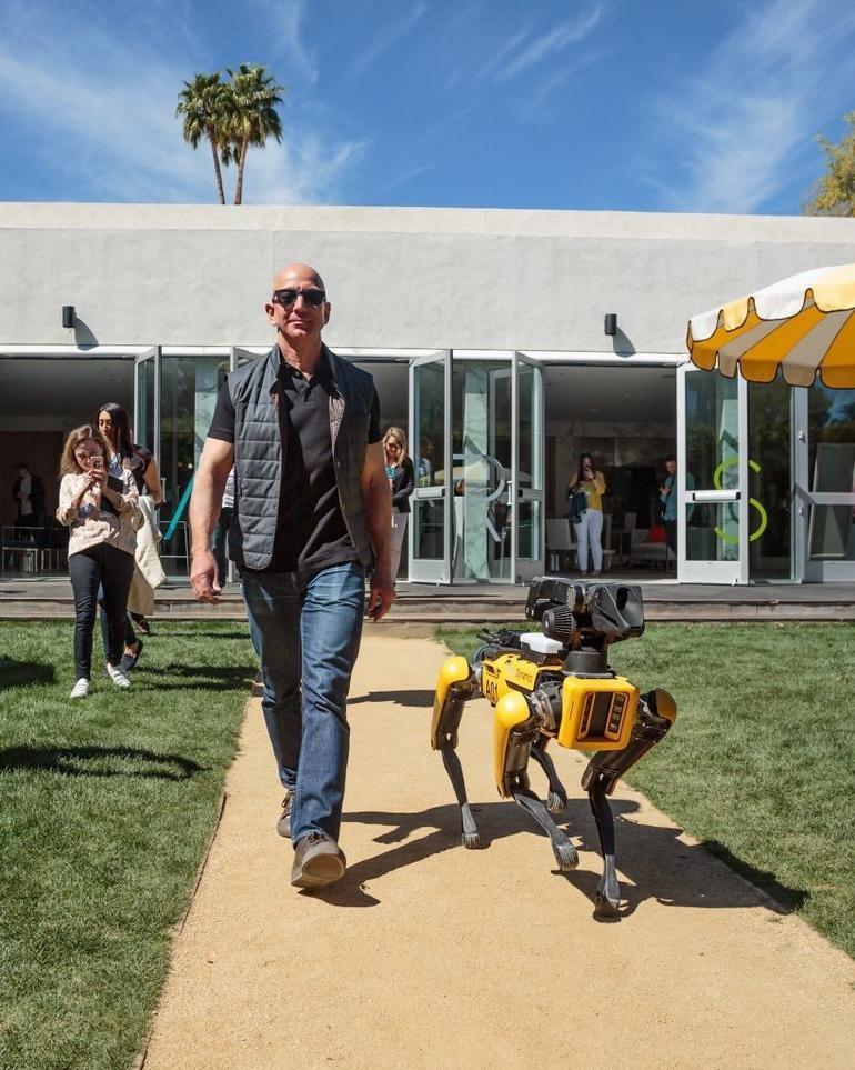 Dünyanın en zengin iş adamı Jeff Bezosun robot köpeği olay oldu