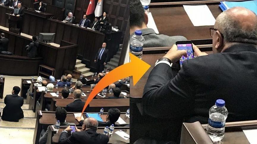 Tuğrul Türkeş, Cumhurbaşkanı Erdoğan konuşurken telefonda oyun oynadı