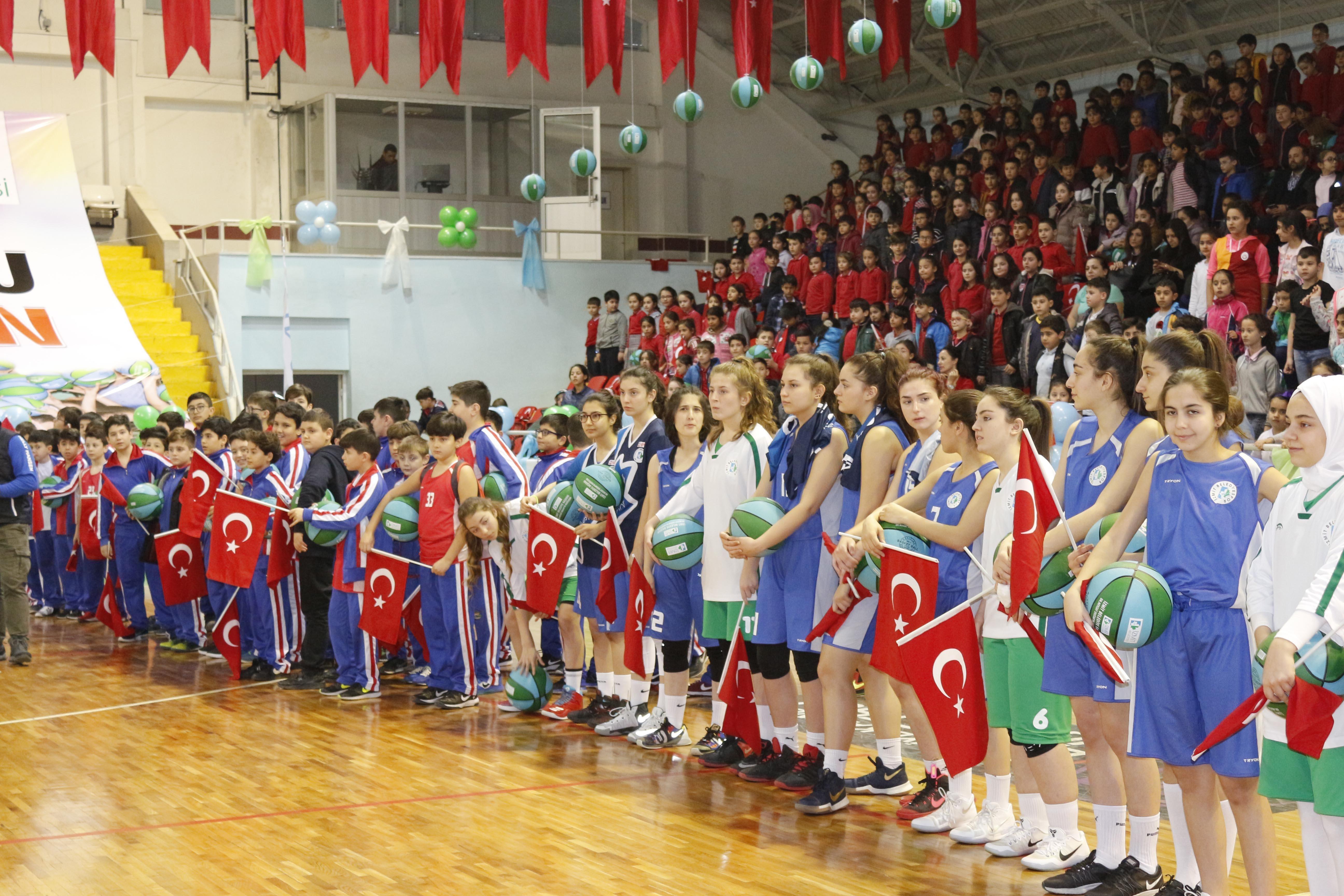 Hidayet Türkoğlu, İzmitte 10 bin basketbol topu dağıttı