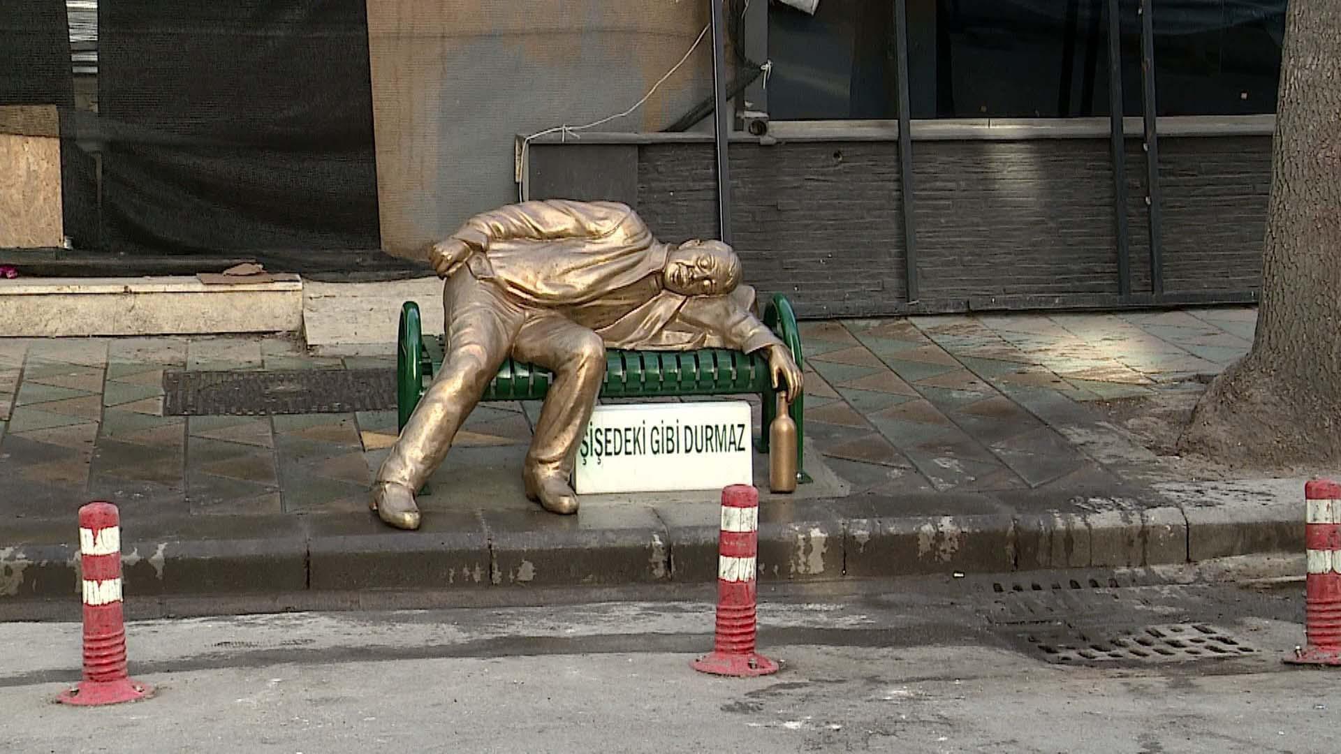 Eskişehirde sarhoş adam heykeli görenlerin dikkatini çekti
