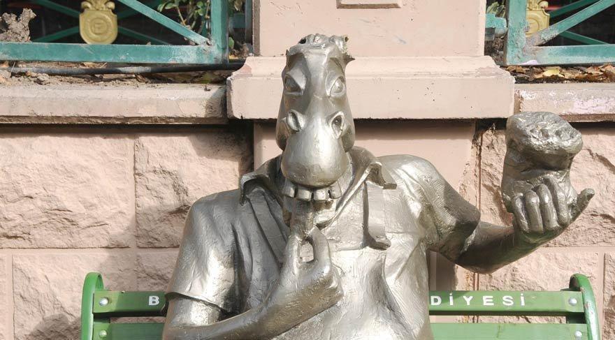 Eskişehirde sarhoş adam heykeli görenlerin dikkatini çekti