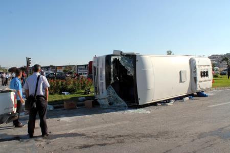 Ambulansa yol verme kazası: 16 yaralı