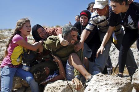 İsrail askerinden kolu alçılı Filistinli çocuğa şiddet